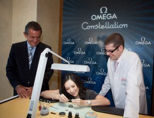 Accompanied with the President of OMEGA, Stephen Urquhart and the watchmaker, Zhang Ziyi enjoyed the watch-making in the OMEGA SOGO Flagship Store.