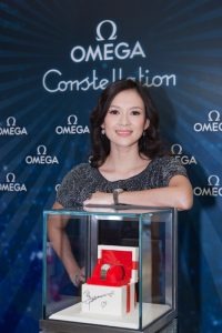 Zhang Ziyi showed the new Constellation 2009 watch autographed by herself in OMEGA SOGO Flagship Store.