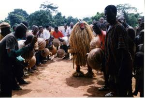  Celebration in the Wan village of Golipla. Appearance of the bôli glè kpleklé mask. – Credits: A.M.Boyer. abm-archives barbier-mueller  