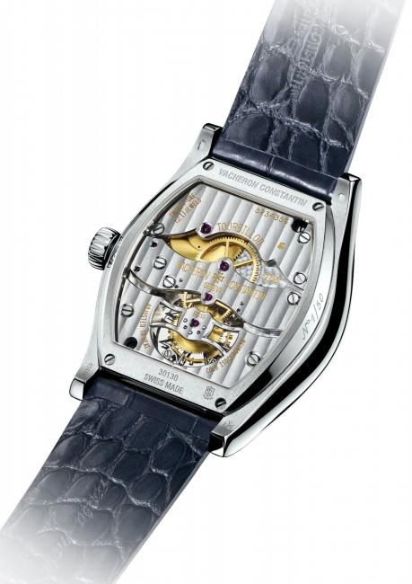 This tonneau-shaped movement perfectly tailored to the case is entirely developed and crafted within the Manufacture.