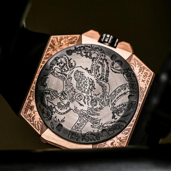 The back of the Linde Werdelin Oktopus Moon Tattoo