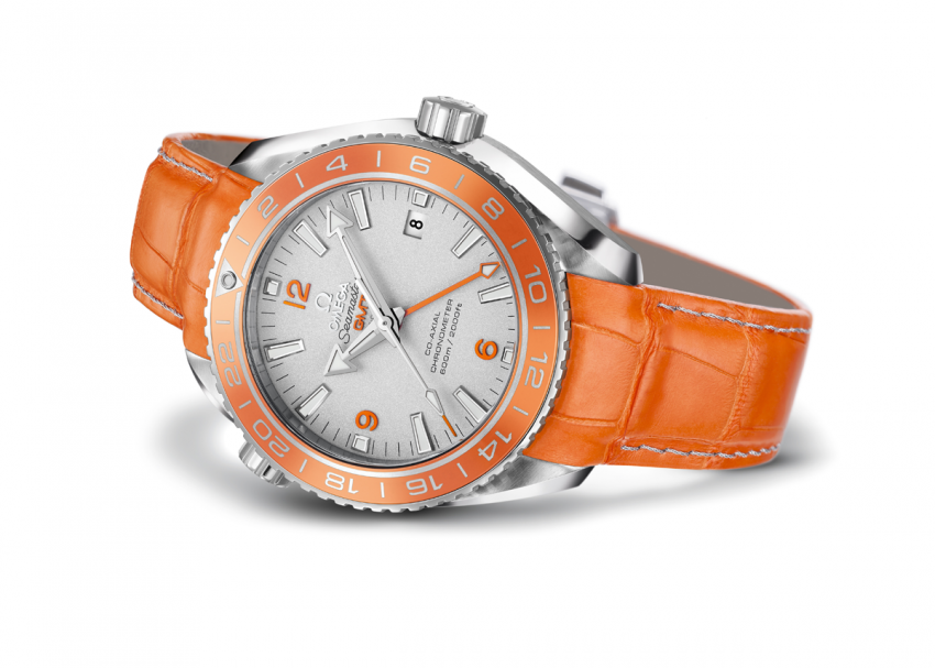 The 43.5 mm brushed and polished case on the OMEGA Seamaster Planet Ocean Orange Ceramic is made from the noble 950-grade platinum.