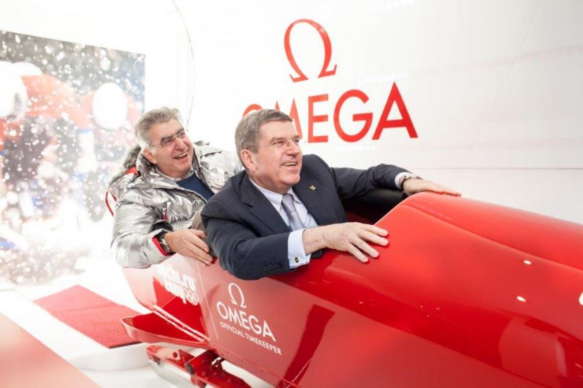 Nick Hayek and Thomas Bach in the bobsleigh simulator.