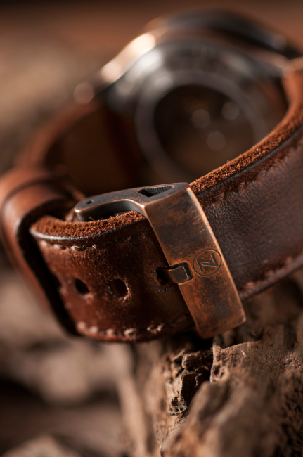 A closer look at the Zelos Helmsman bronze buckle. 