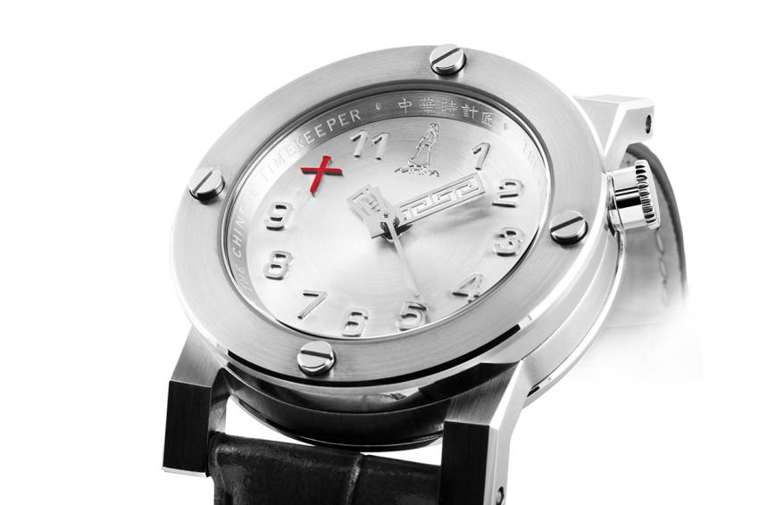 On the CTK101 – Three Hands Automatic, the Chinese character 10 in red coupled with the distinctive shape of the hands are as many elements reminding the wearer of the Chinese origins of this timepiece.