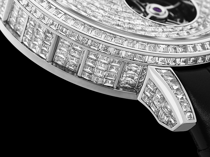 The perfectly smooth surface of the diamonds can be felt by running your fingers over the bezel, lugs and sides of the luminous tourbillon.