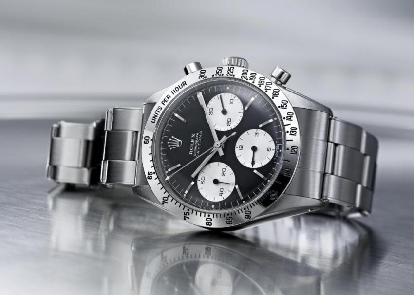 Ever since 1963, when Rolex introduced the Cosmograph Daytona, it stands out as the ultimate chronograph. By moving the tachymeter scale on the bezel, Rolex gave more space for the chronograph counters on the dial.