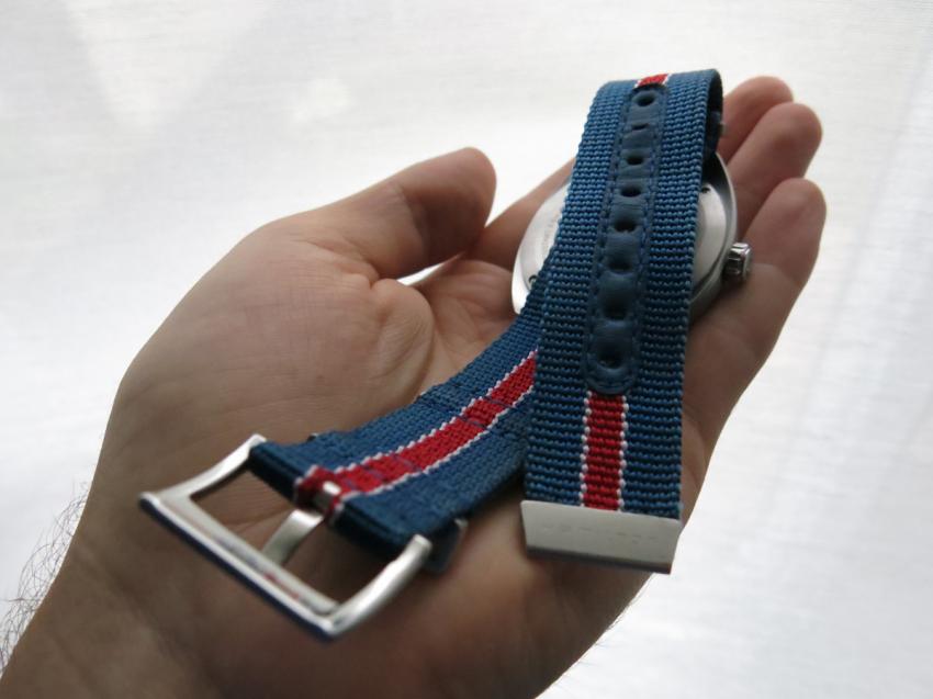 The holes on the NATO strap are reinforced by a stripe of blue leather, making the strap more durable.