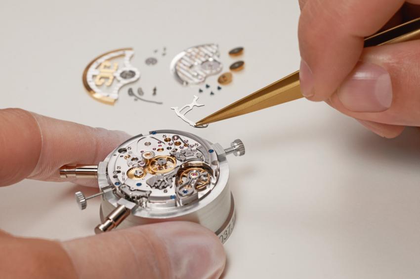 Watchmaker placing the return-to-zero lever on the Glashütte Original Calibre 37