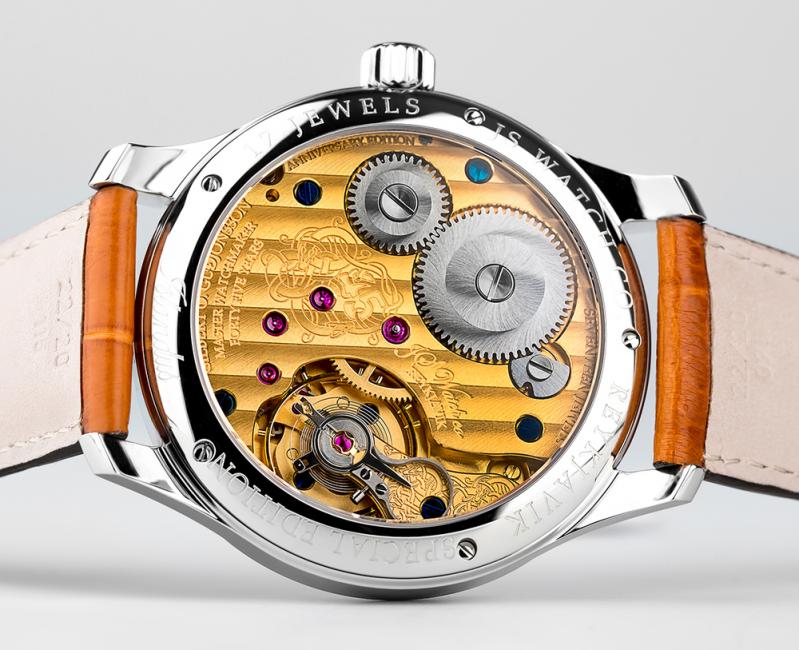 The decorated hand-wound movement of the Islandus 45 is visible thanks to the see-through sapphire crystal back.