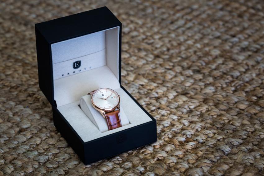 The packaging seems to be up to par with the rest of the watch: simple, elegant and efficient.