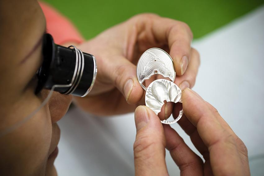 Assembling the mother-of-pearl dial of the Girard-Perregaux Cat’s Eye Tourbillon