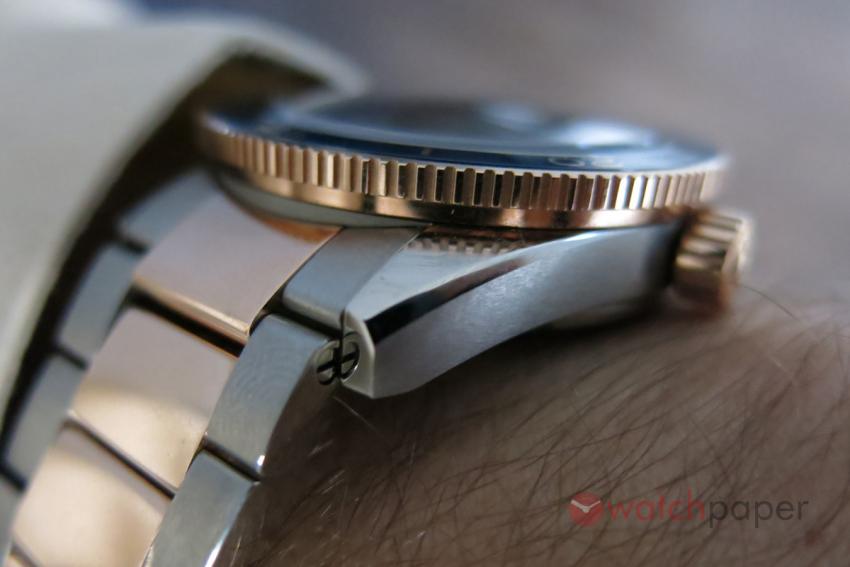 The different sides of the titanium case are alternatively polished and satin brushed.