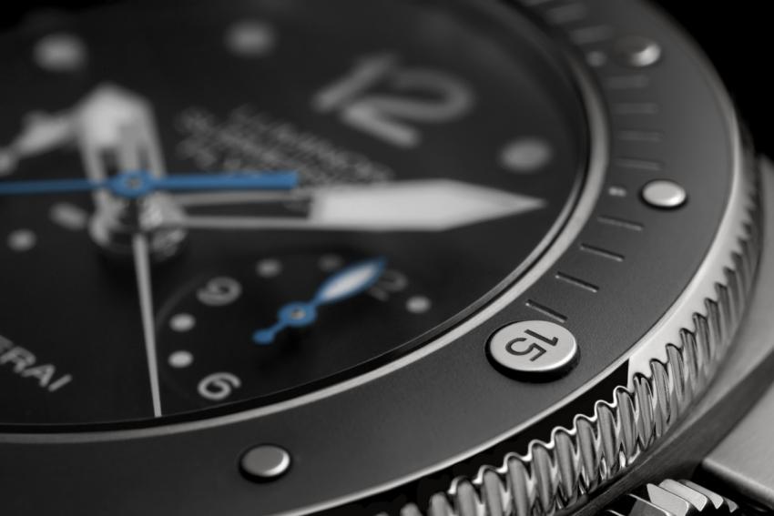 The bezel of the Panerai Luminor Submersible 1950 3 Days Chrono Flyback Automatic Titanio - 47mm PAM00615