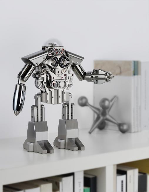 Melchior is highly sophisticated table clock with the shape of a robot. 