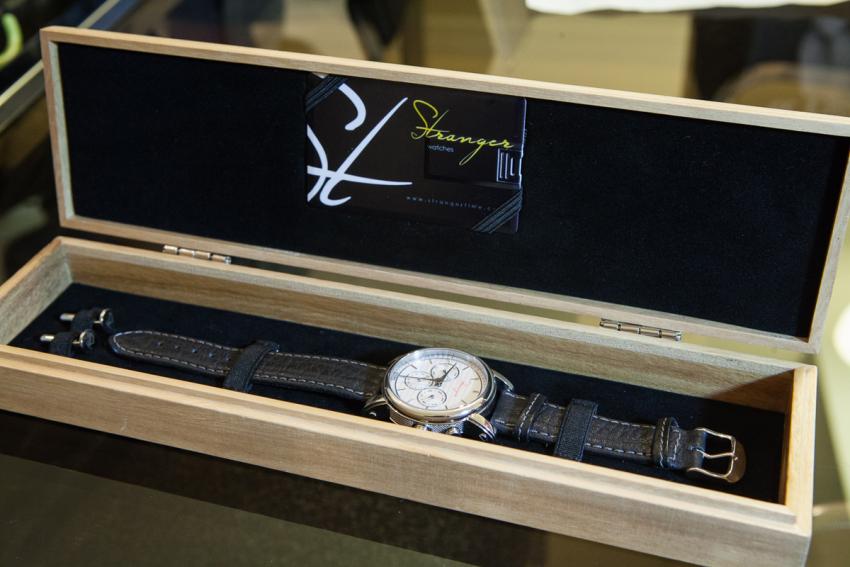 The Stranger Box contains: one watch, one pair of cufflinks, one USB card with the certificate of authenticity, catalog and warranty, a handwritten note from the Stranger Team.