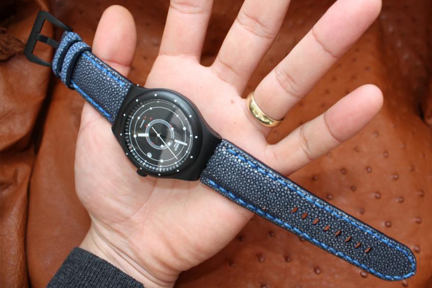 Even if it's not the same weight category as an AP, the Swatch System51 dressed up with a stingray strap looks sharp.