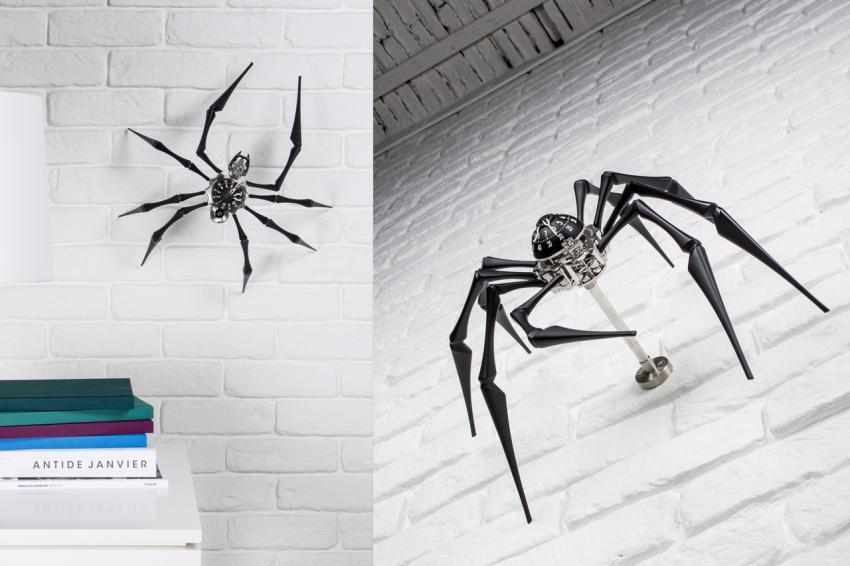 Under its belly Arachnophobia hides an innovative system that can be used to hook it to a bracket and hang it on a wall.