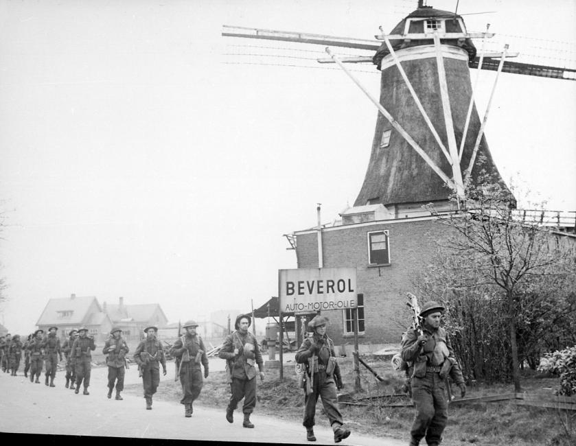 Infantry of the Regiment de Maisonneuve moving through Holten to Rijssen, the Netherlands. 9 April 1945.