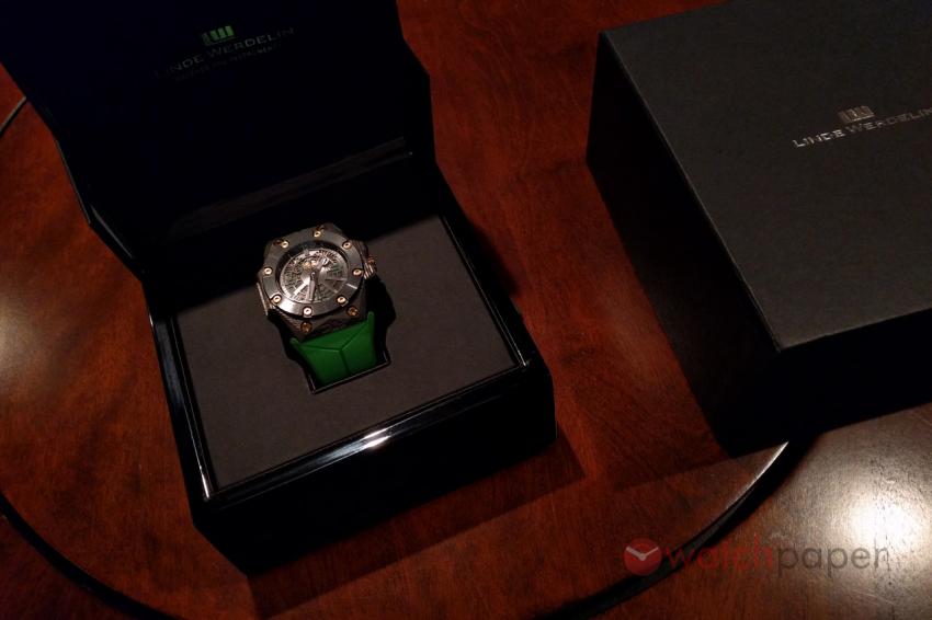 The Linde Werdelin Double Date Carbon - Green in its box