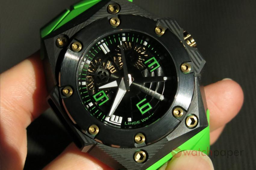 A closer look at the Linde Werdelin Double Date Carbon - Green dial 