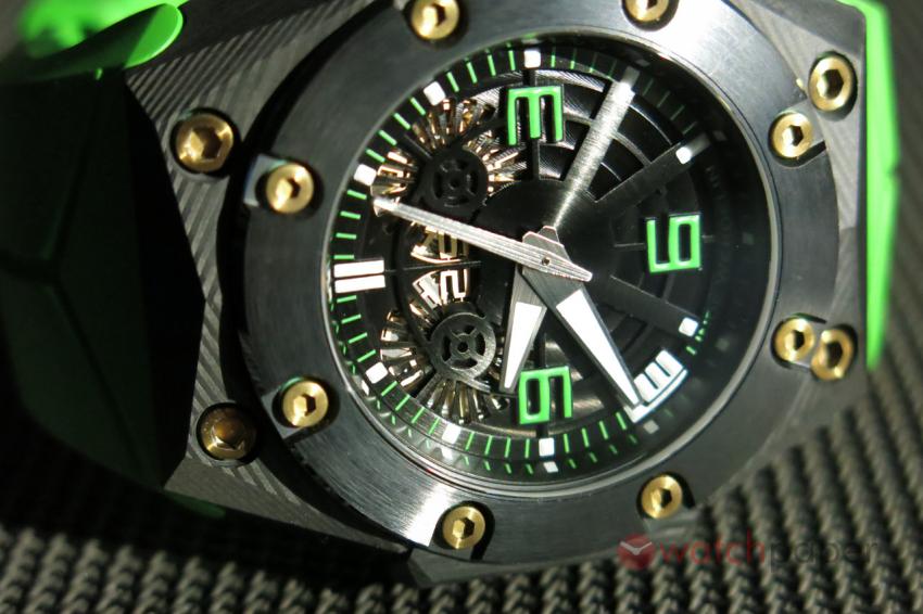 Another look at the Linde Werdelin Double Date Carbon - Green dial