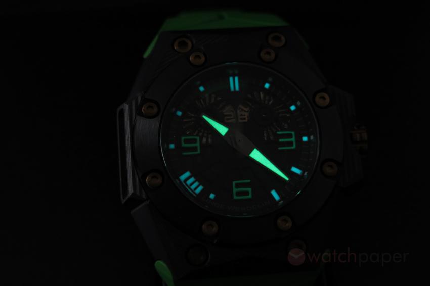 The Linde Werdelin Double Date Carbon - Green shining in the dark
