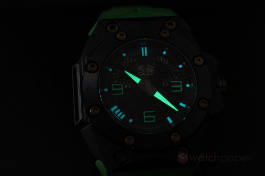 The Linde Werdelin Double Date Carbon - Green shining in the dark