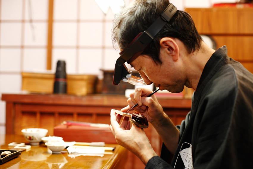 Master Minori Koizumi working on the L.U.C XP Urushi “Year of the monkey” dial