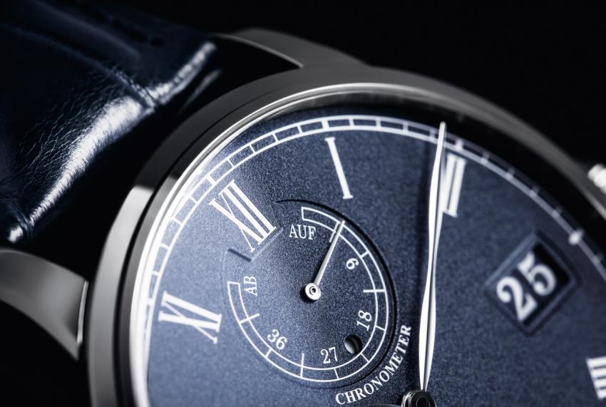 A closer look at the Senator Chronometer dial